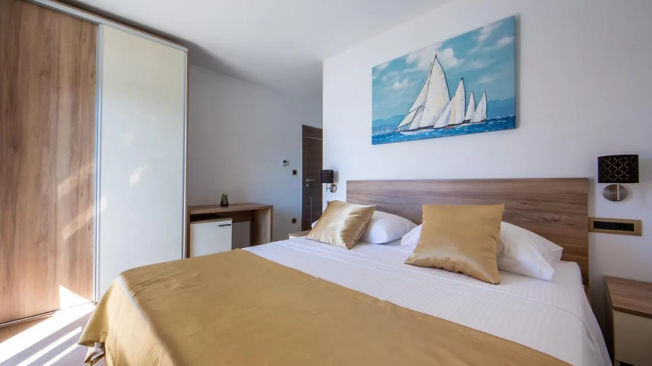 Rooms & Apartments Toni Stobrec Guest house
