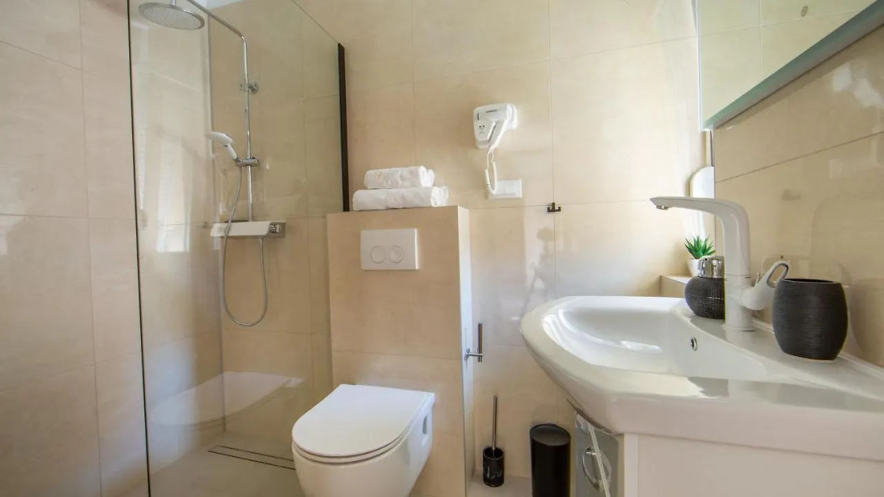Rooms & Apartments Toni Stobrec Guest house